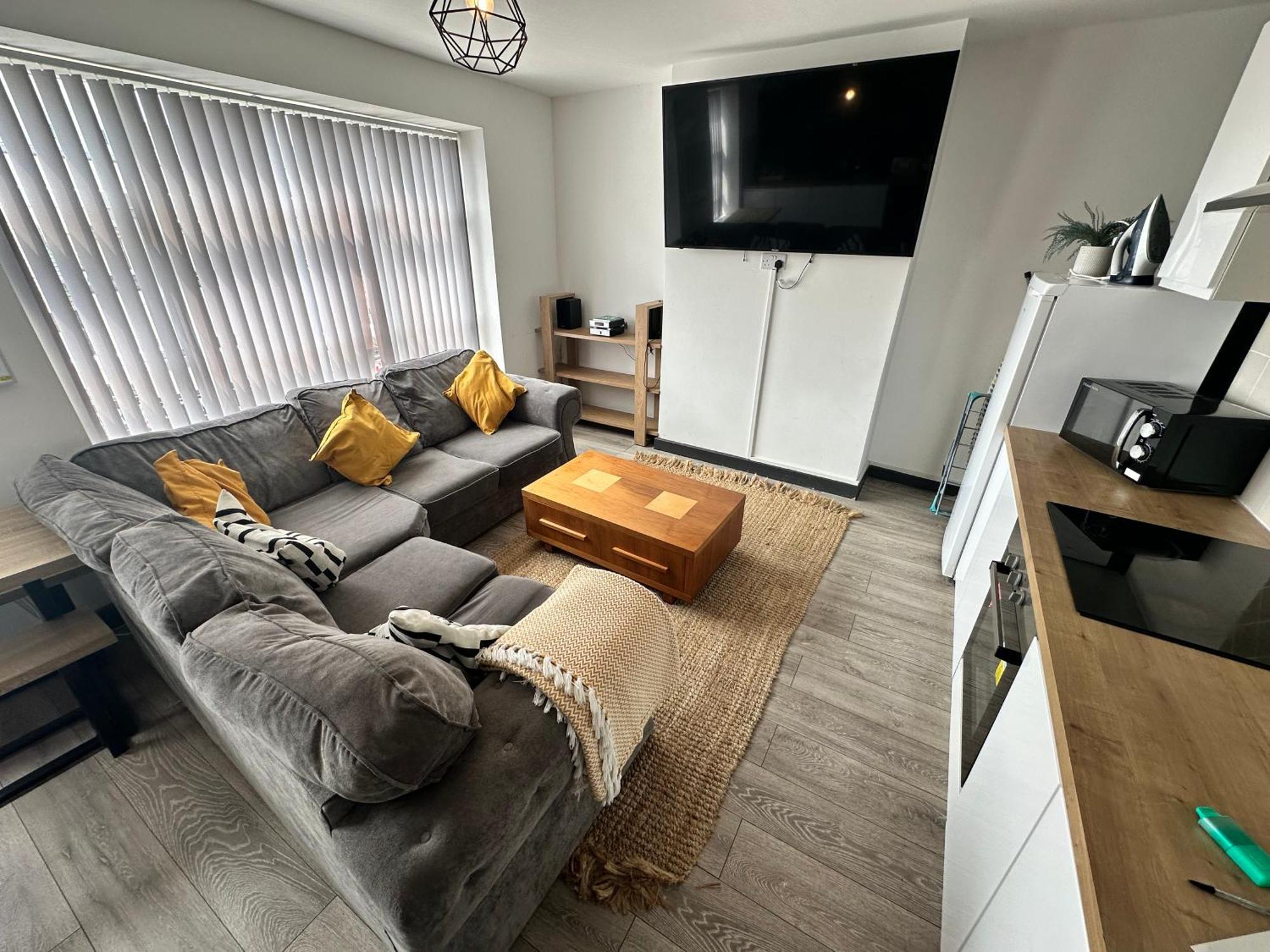 Town Center Willow Apartment - Sleeps Up To 10 - Dogs Welcome - 2 Minutes From Train Station Blackpool Exteriör bild