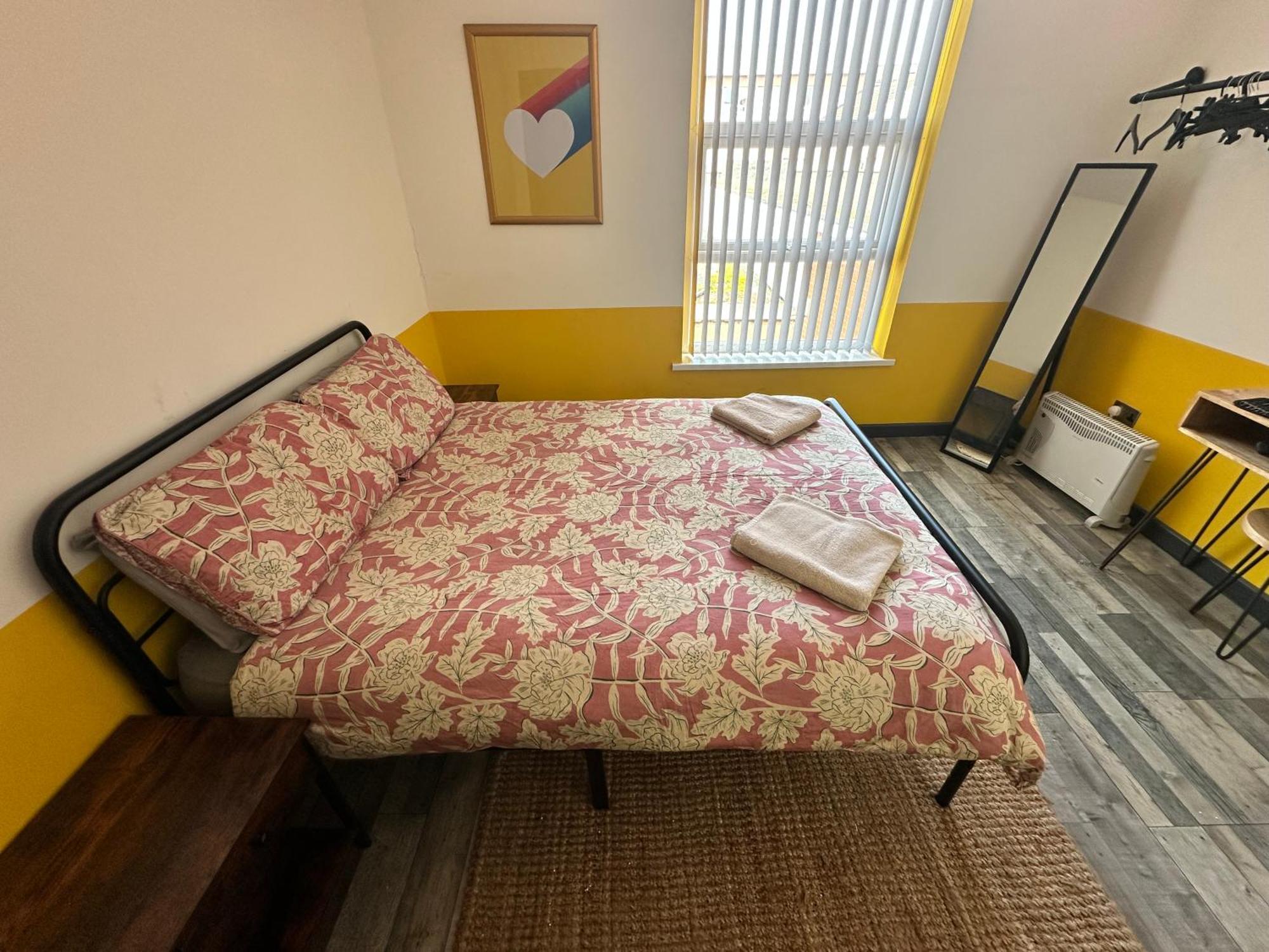 Town Center Willow Apartment - Sleeps Up To 10 - Dogs Welcome - 2 Minutes From Train Station Blackpool Exteriör bild